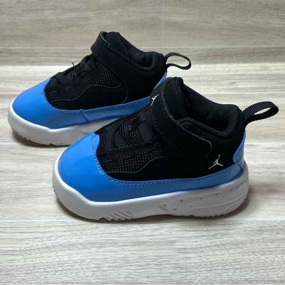 NIKE / Air Jordan Max Aura 2 Black University Blue Sneakers Size 4